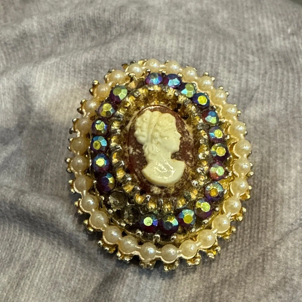 Elegant‎ Cameo Pearl Brooch/Pin